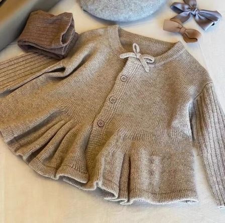 Barnkläder stickad kofta i utsvängd modell beige