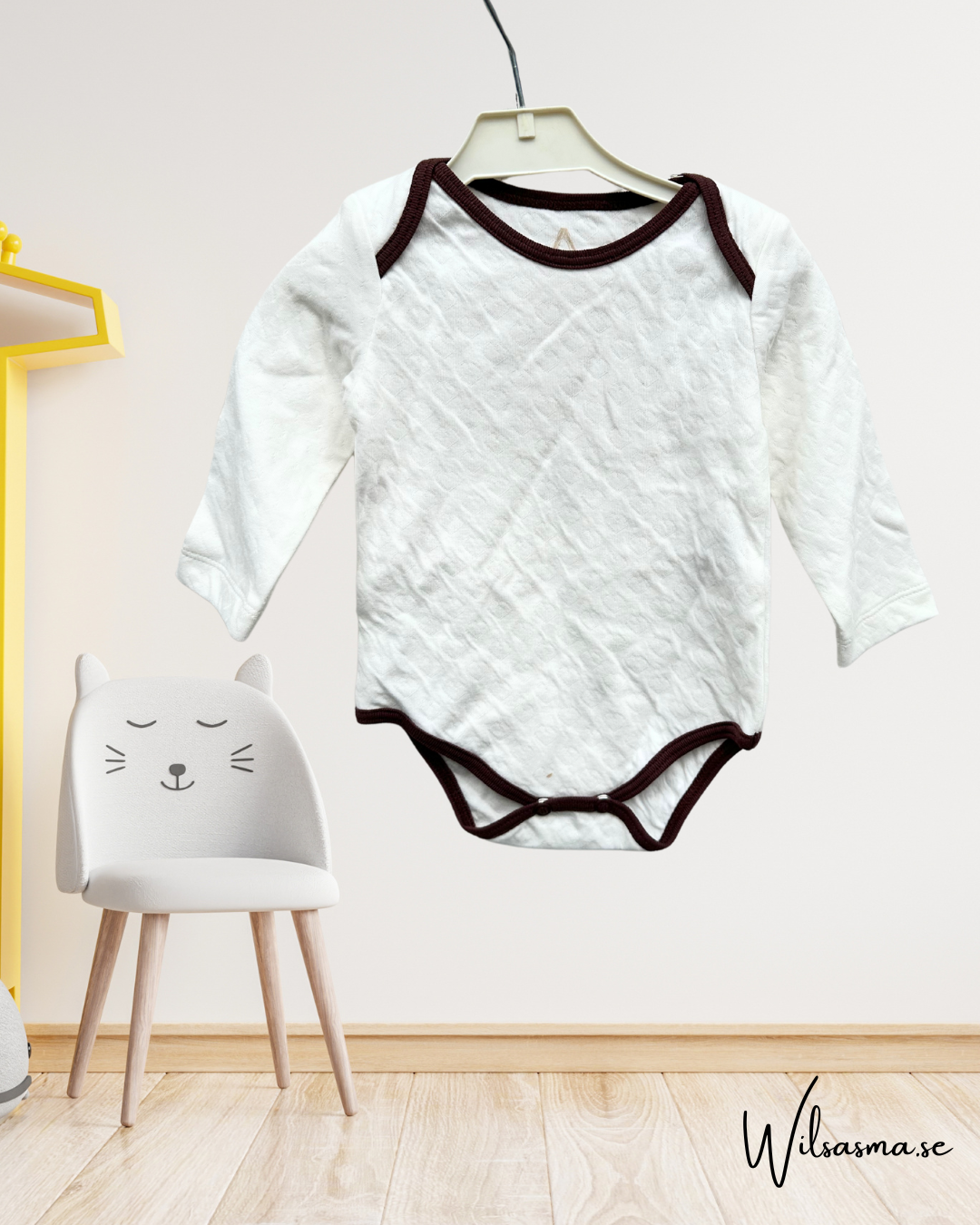 Body för Baby – Vit med Bruna Kantband och Hjärtan | Ekologisk Bomull 62-80cl