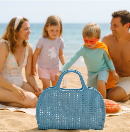 Blå retro strand väska i plast mesh – sommarens snyggaste (och smartaste) accessoar