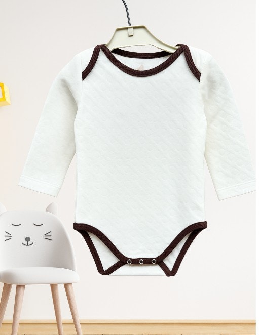 Body för Baby – Vit med Bruna Kantband och Hjärtan | Ekologisk Bomull 62-80cl
