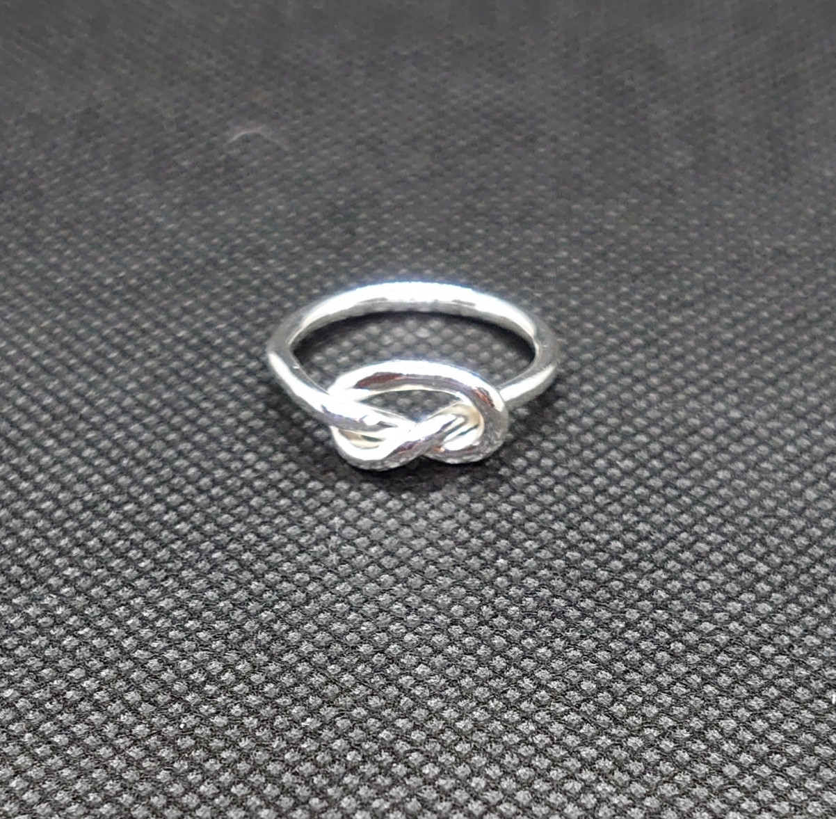 ring med knut av 2 mm tjock silvertråd