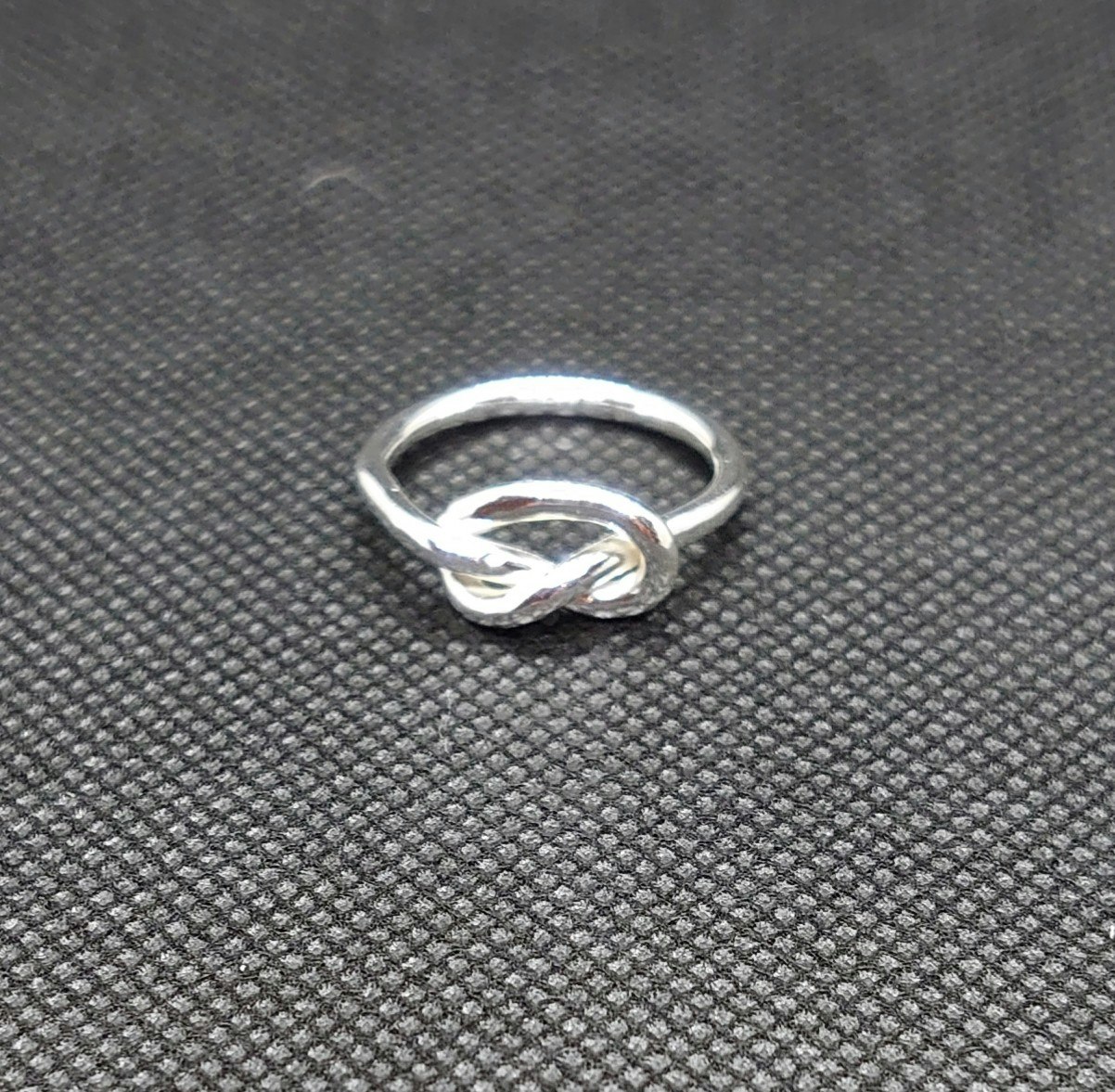 ring med knut av 2 mm tjock silvertråd