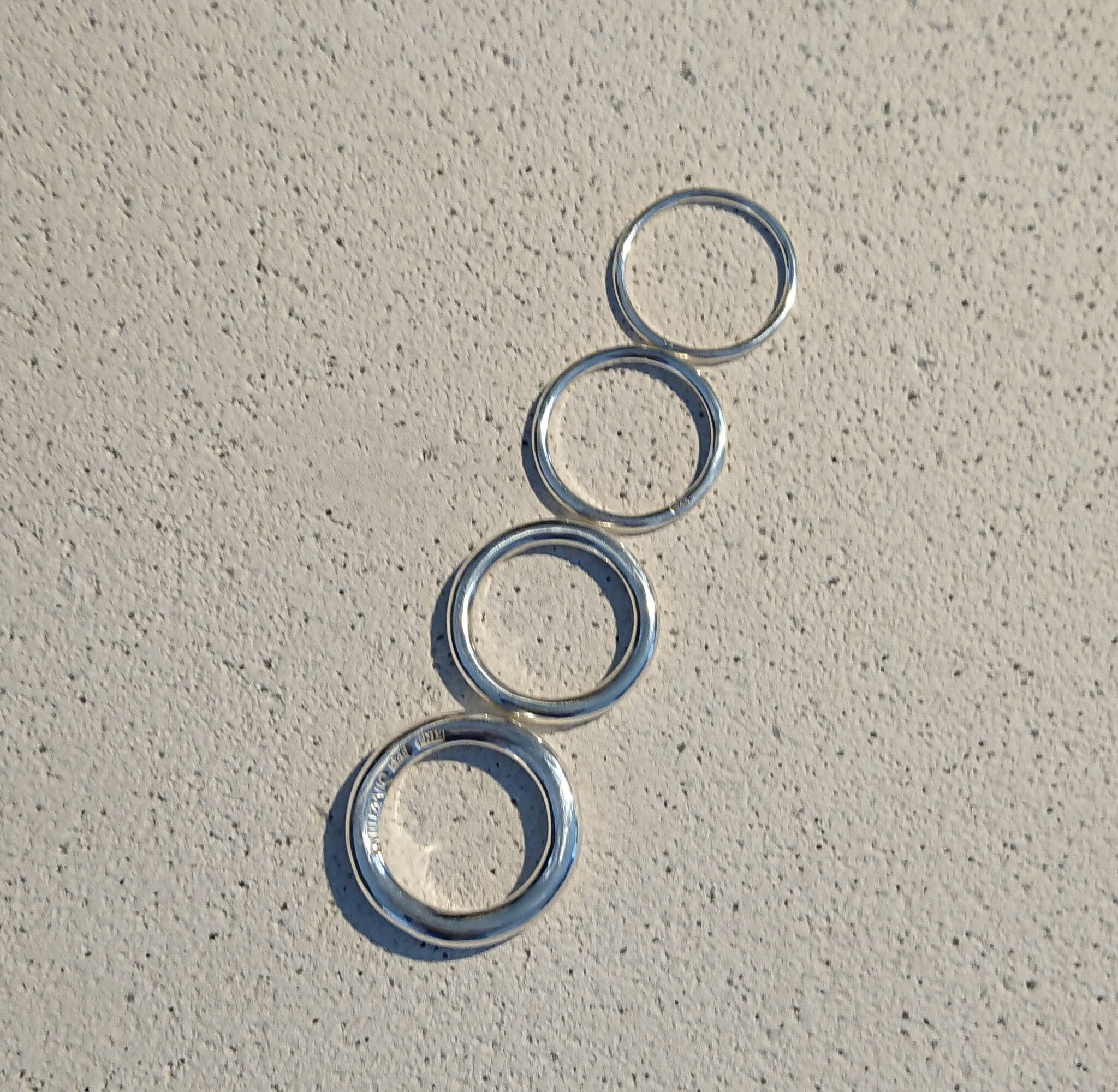 Släta ringar med rund profil, 1,5, 2, 3 och 4 mm i diameter. Bilden illustrerar skillnaden mellan olika tjocklekar.