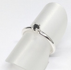 'Karin' ring med svart diamant