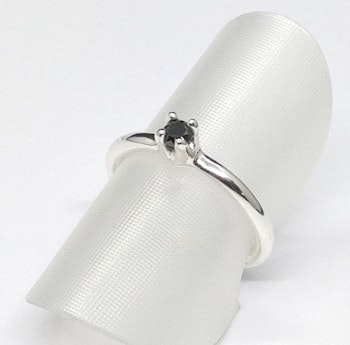 'Karin' ring med svart diamant