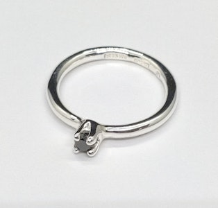 'Karin' ring med svart diamant