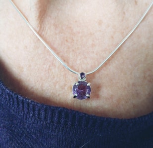 'Lilly' halsband med ädelstenar