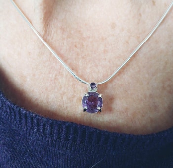 'Lilly' halsband med ädelstenar