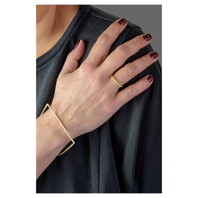 Clare Minimal D Bracelet Brass