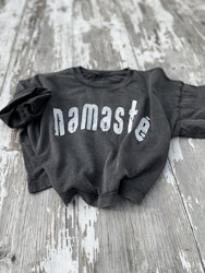 NAMASTÉ - CROPPED T-SHIRT - STONE WASHED BLACK