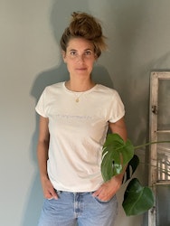 COLLAB - JOHANNA ALVIN - ETT LÅNGSAMMARE LIV - WHITE TEE