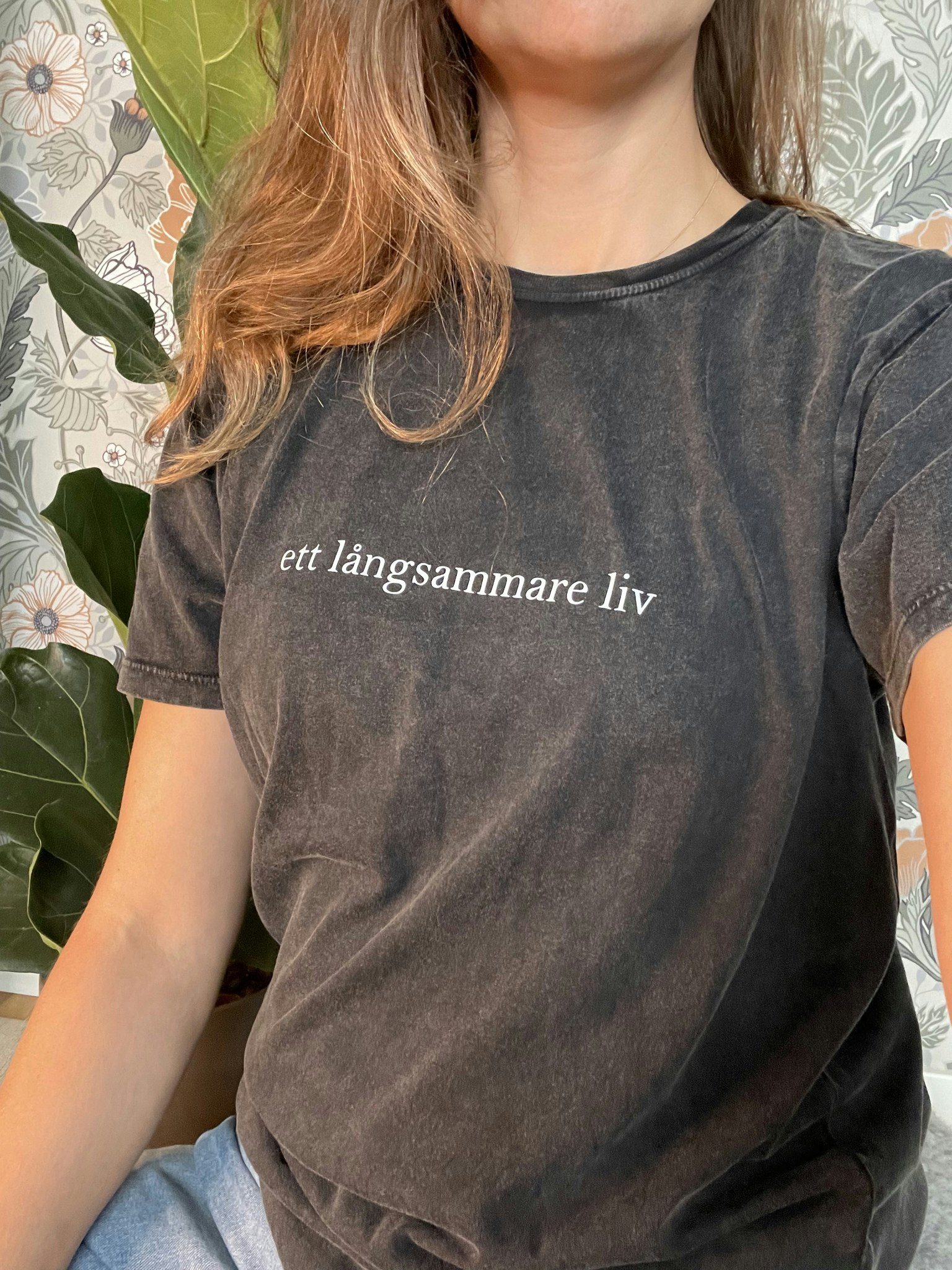 COLLAB - JOHANNA ALVIN - ETT LÅNGSAMMARE LIV - STONE WASHED UNISEX TEE