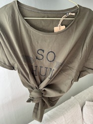 SO HUM - RAW NECK TEE - GREEN