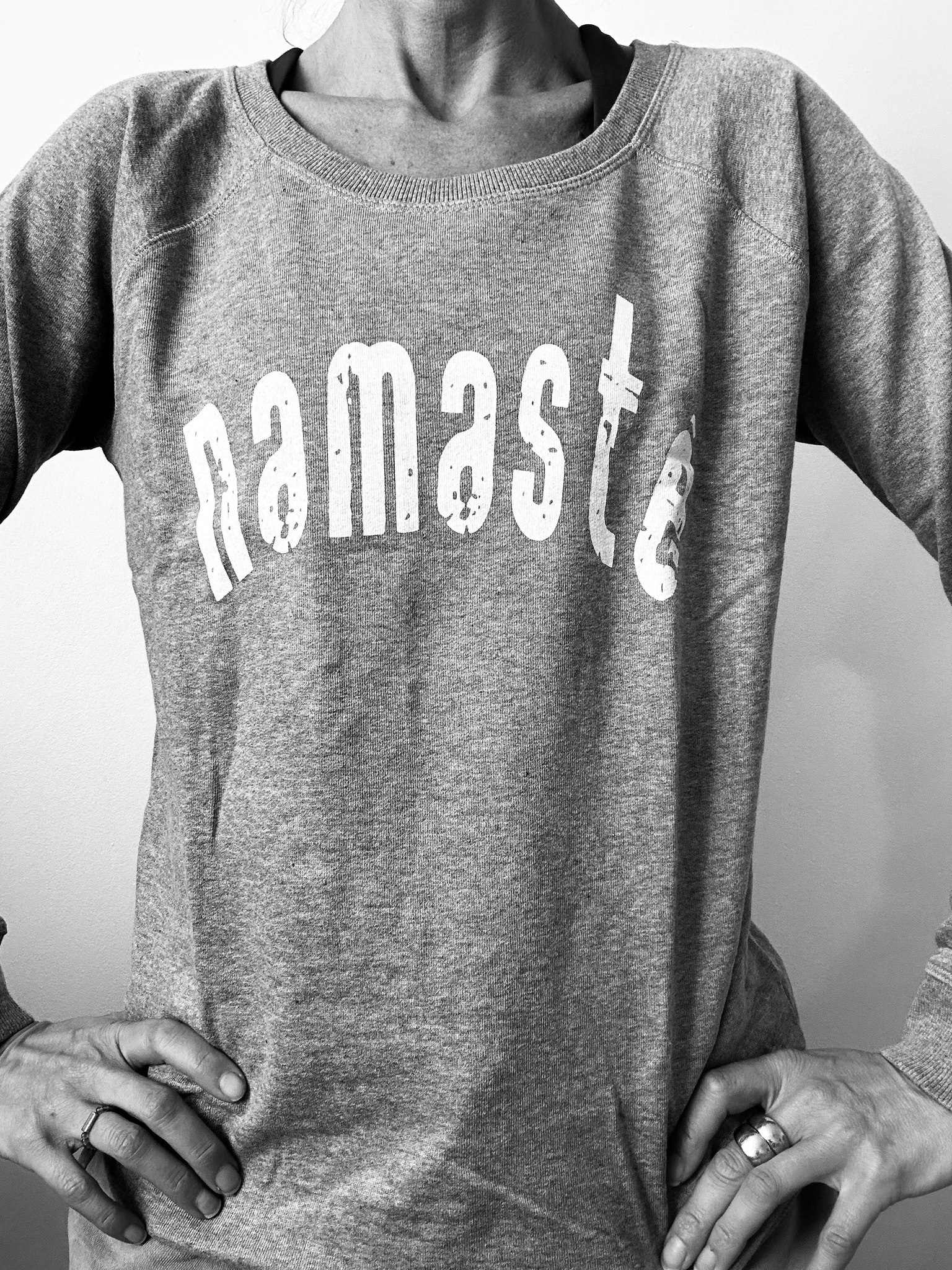 NAMASTÉ - SWEATER - LIGHT GREY