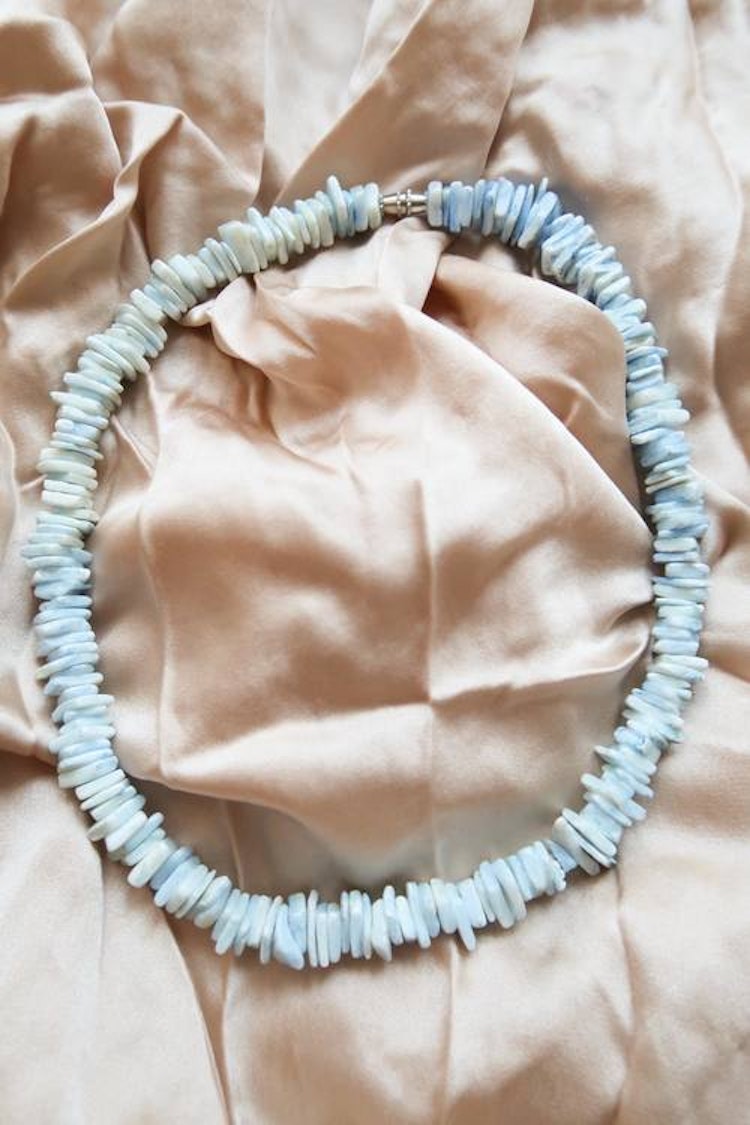Ljusblått snäckhalsband