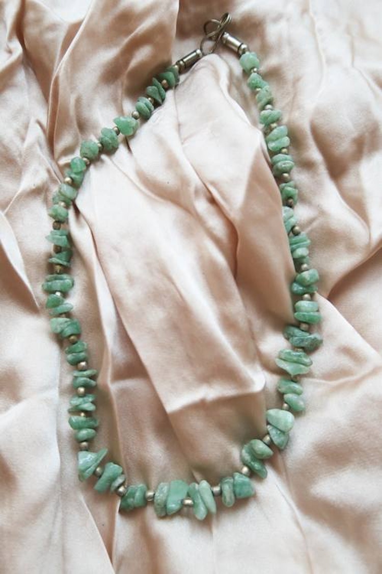 Halsband med gröna stenar