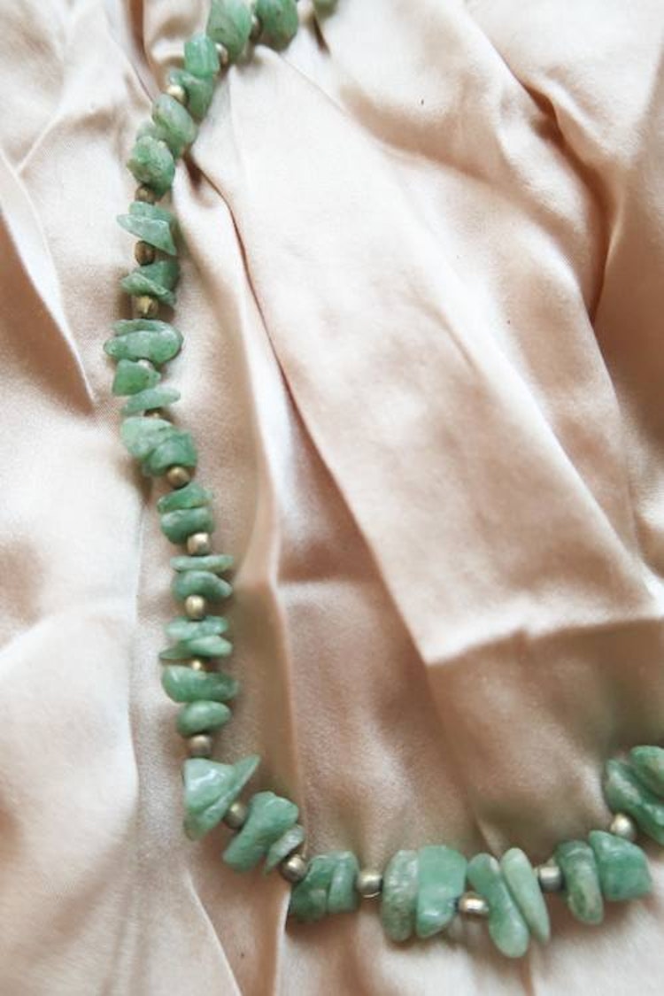 Halsband med gröna stenar