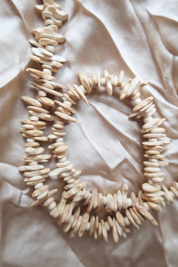 Halsband med platta träpärlor