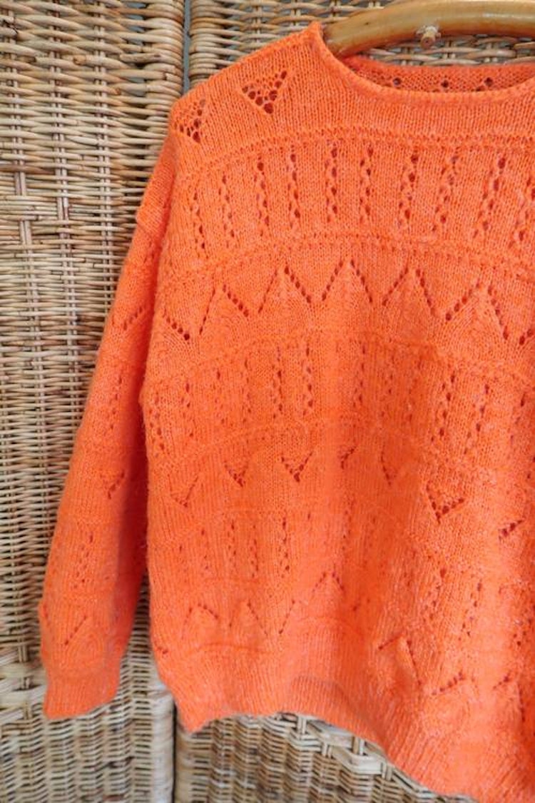 Orange hemmastickad tröja