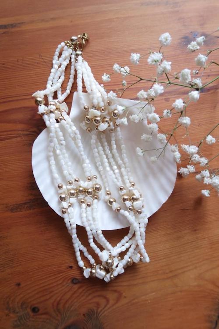 Halsband med vita stenar & guldiga pärlor