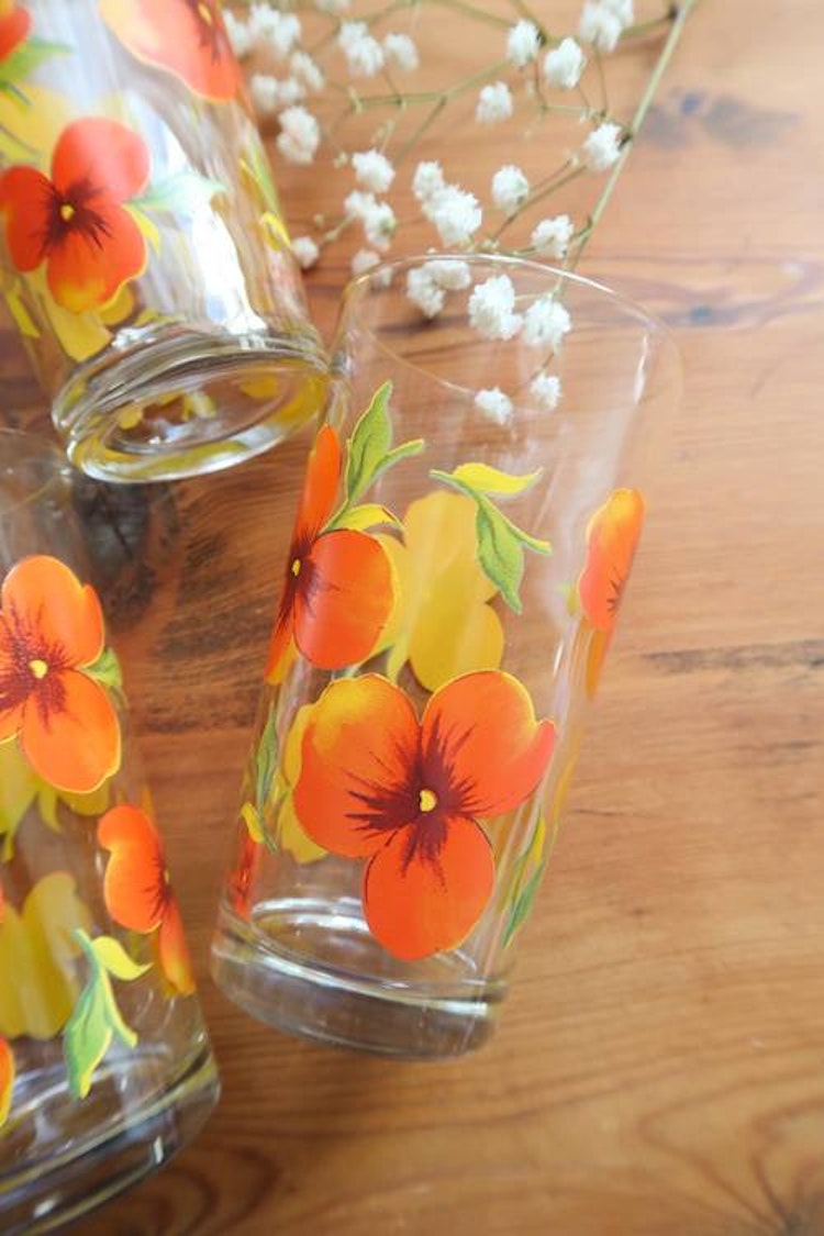 Tre glas med blommor