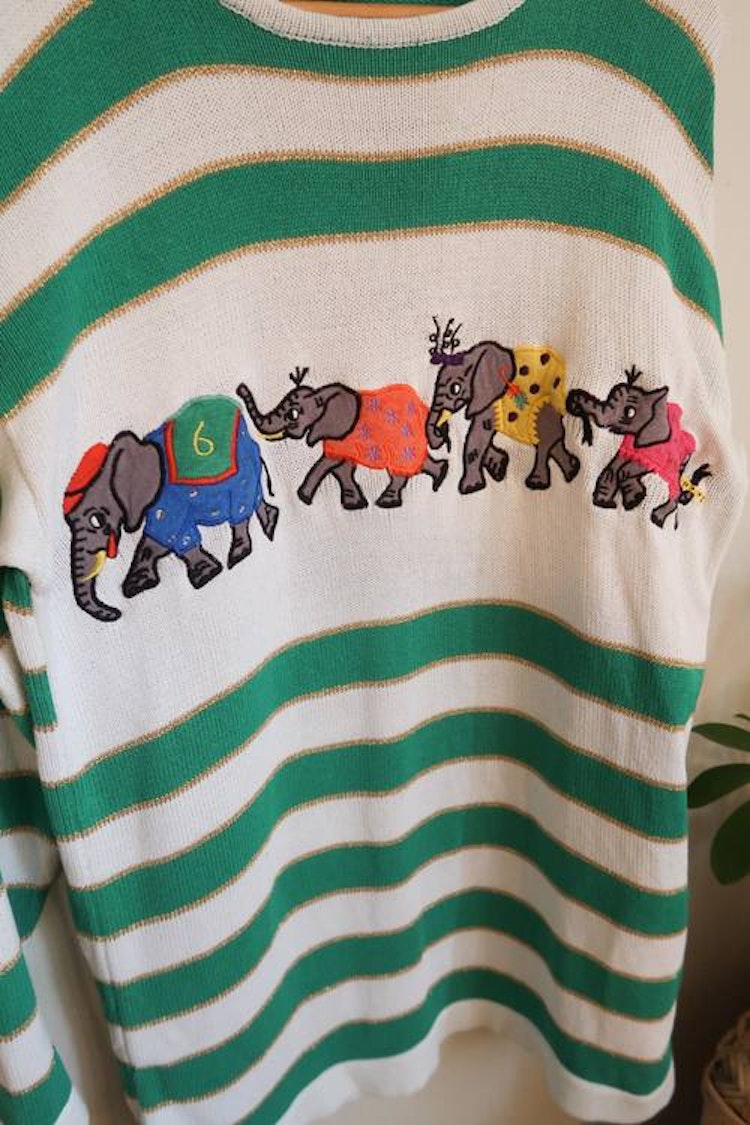 Grön/vit tröja med elefanter