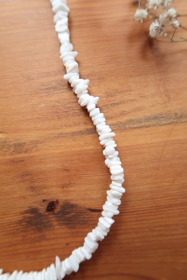 Vitt snäckhalsband