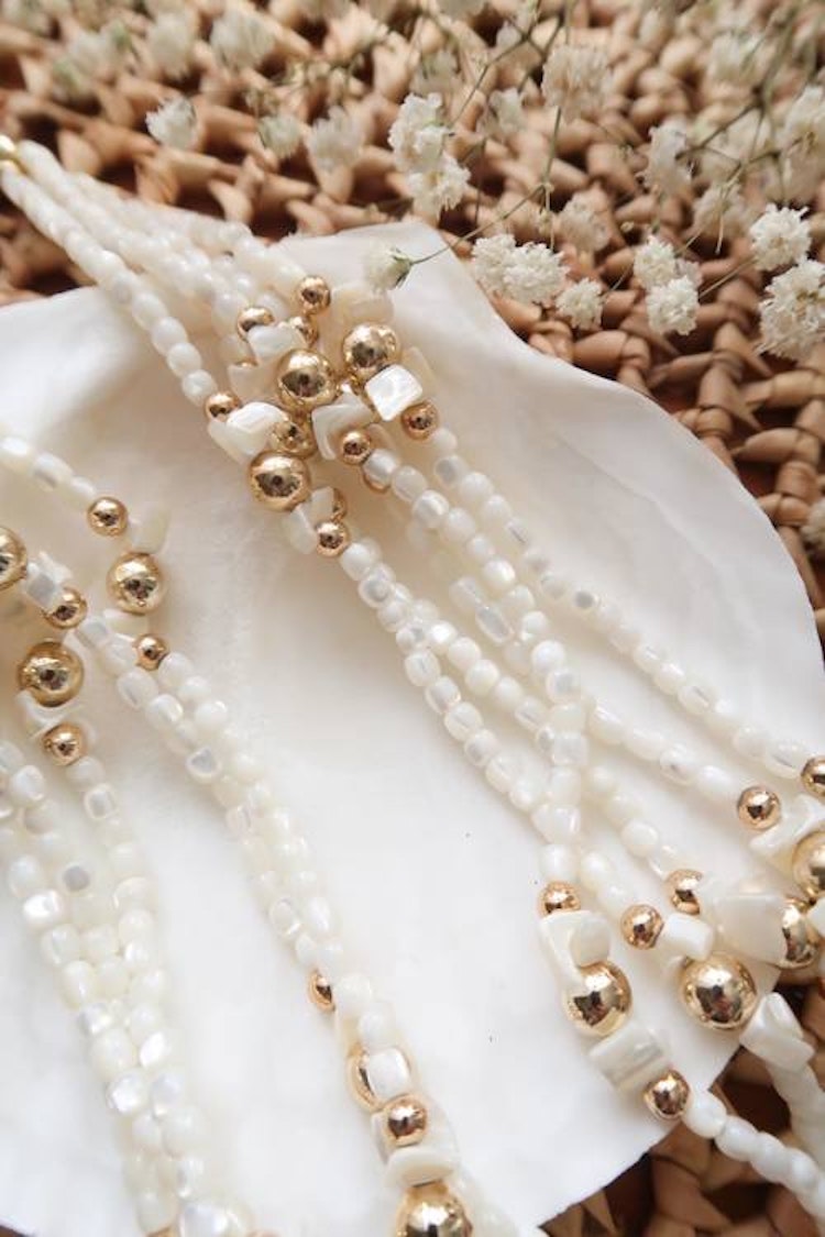 Halsband med vita stenar & guldiga pärlor