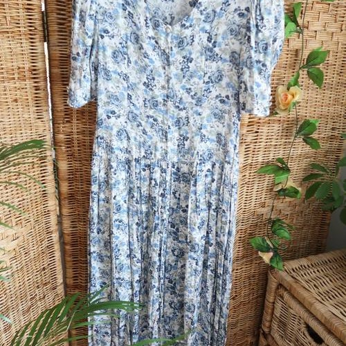 Blå blommig vintageklänning
