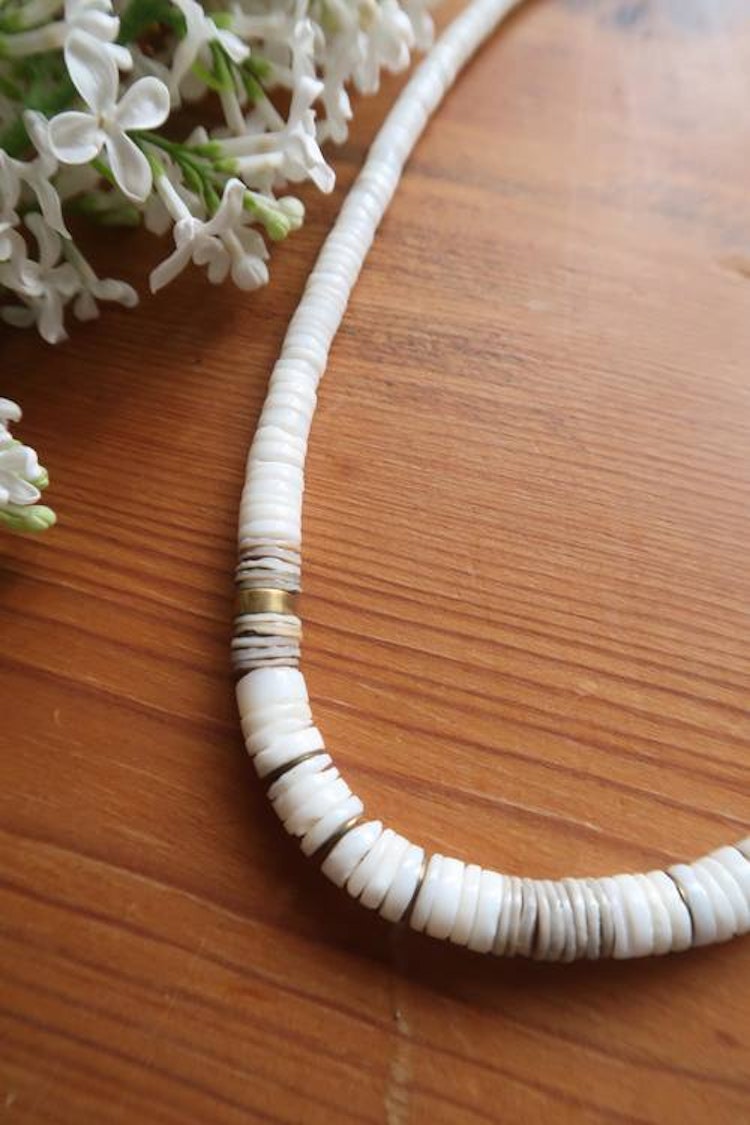 Halsband med platta pärlor