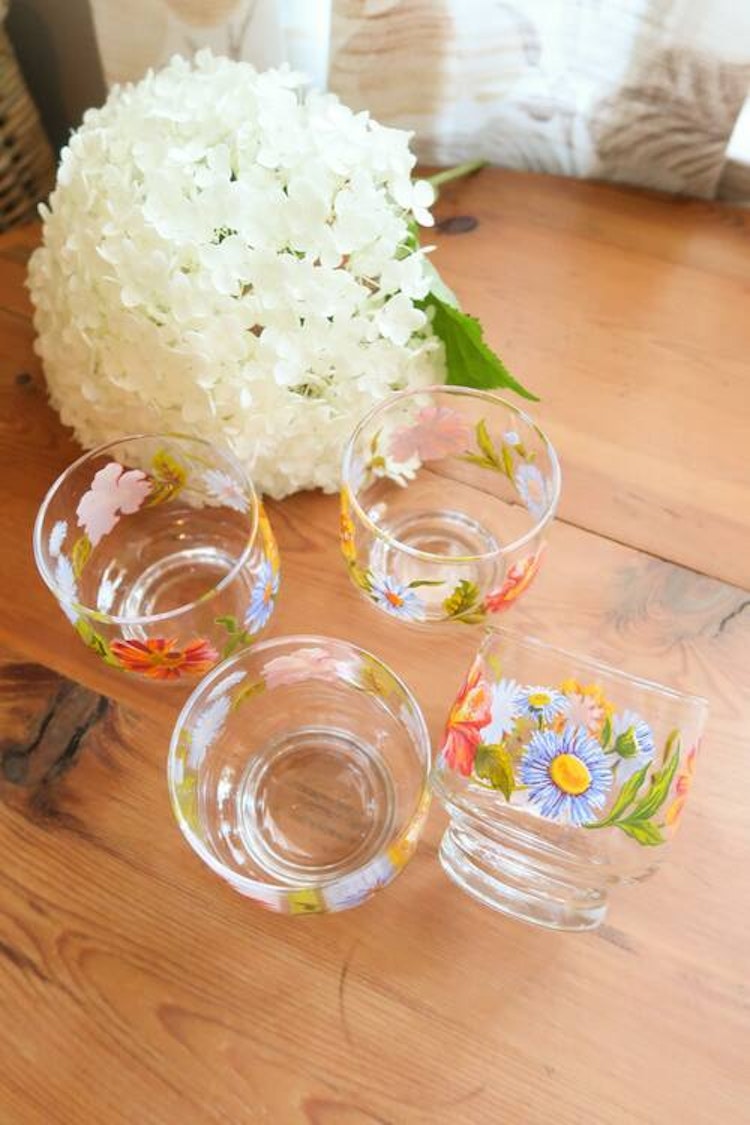 Fyra glas med blommor