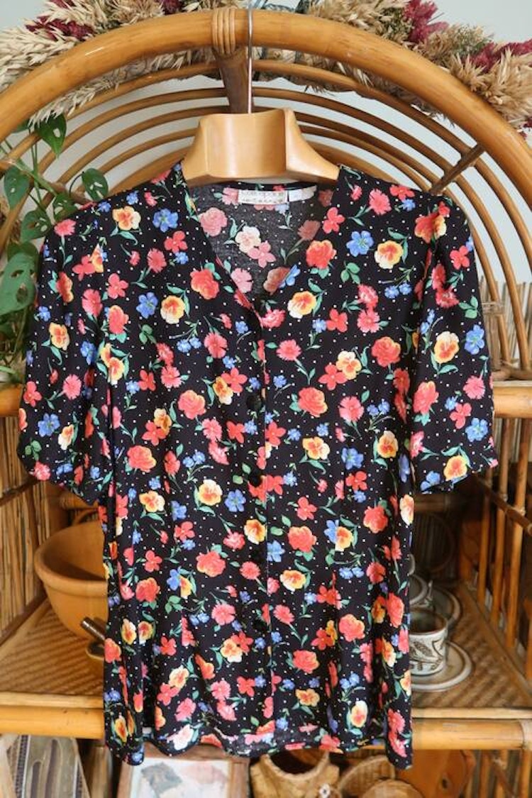 Svart blus med blommor
