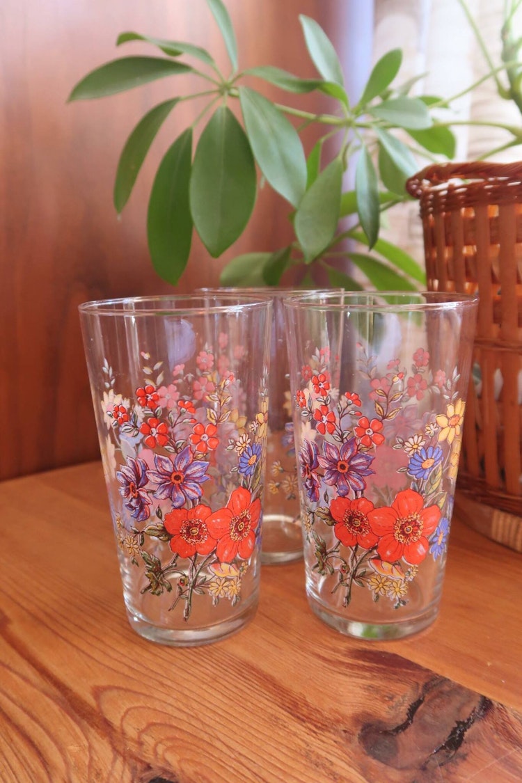 Tre glas med blommor