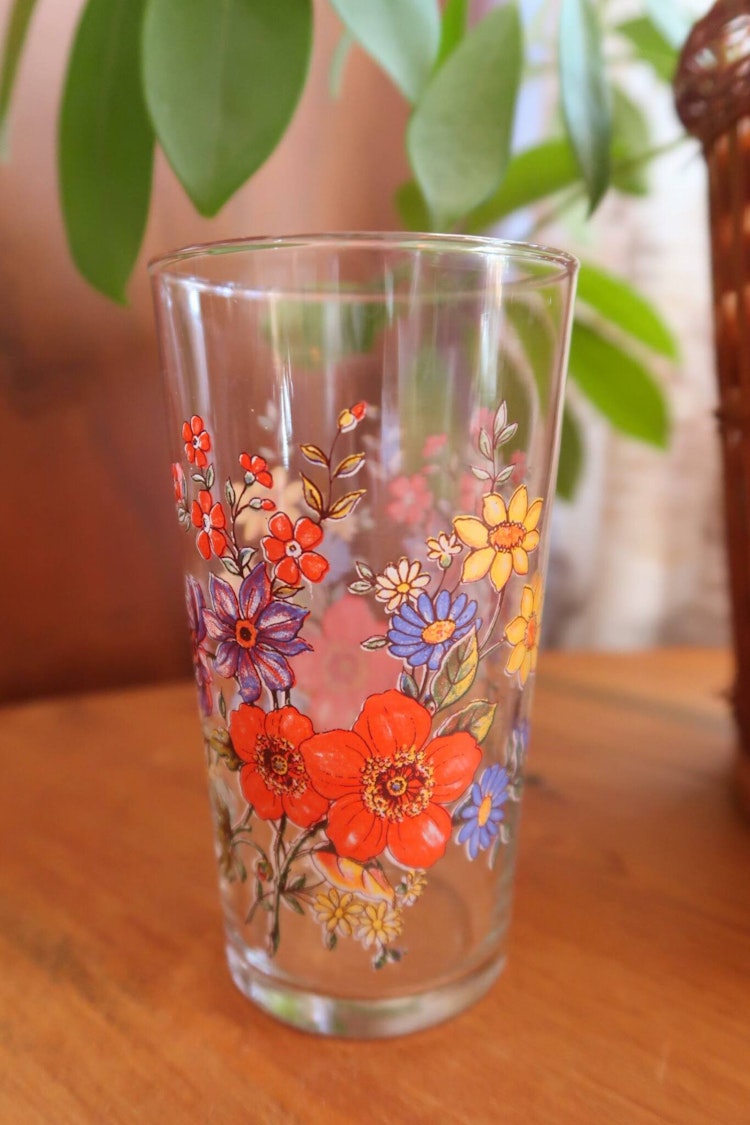 Tre glas med blommor