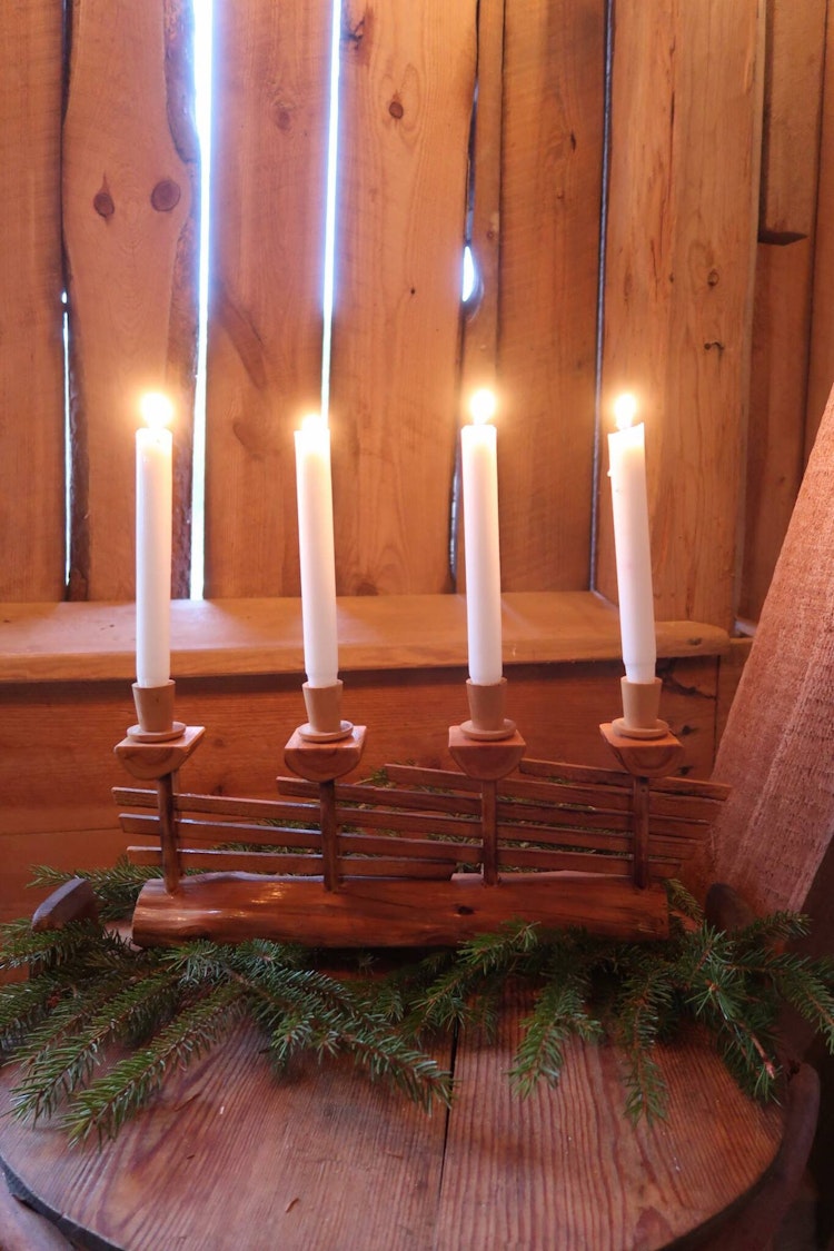 Adventsljusstake i trä gärdesgård