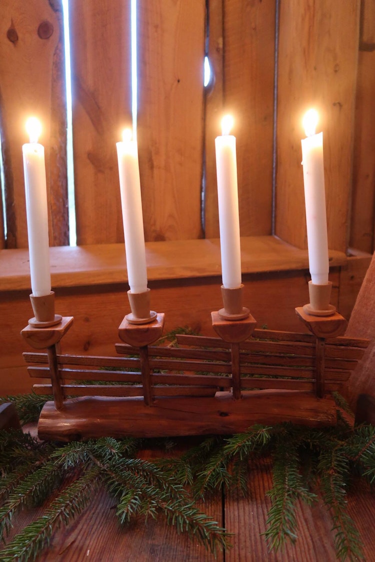 Adventsljusstake i trä gärdesgård