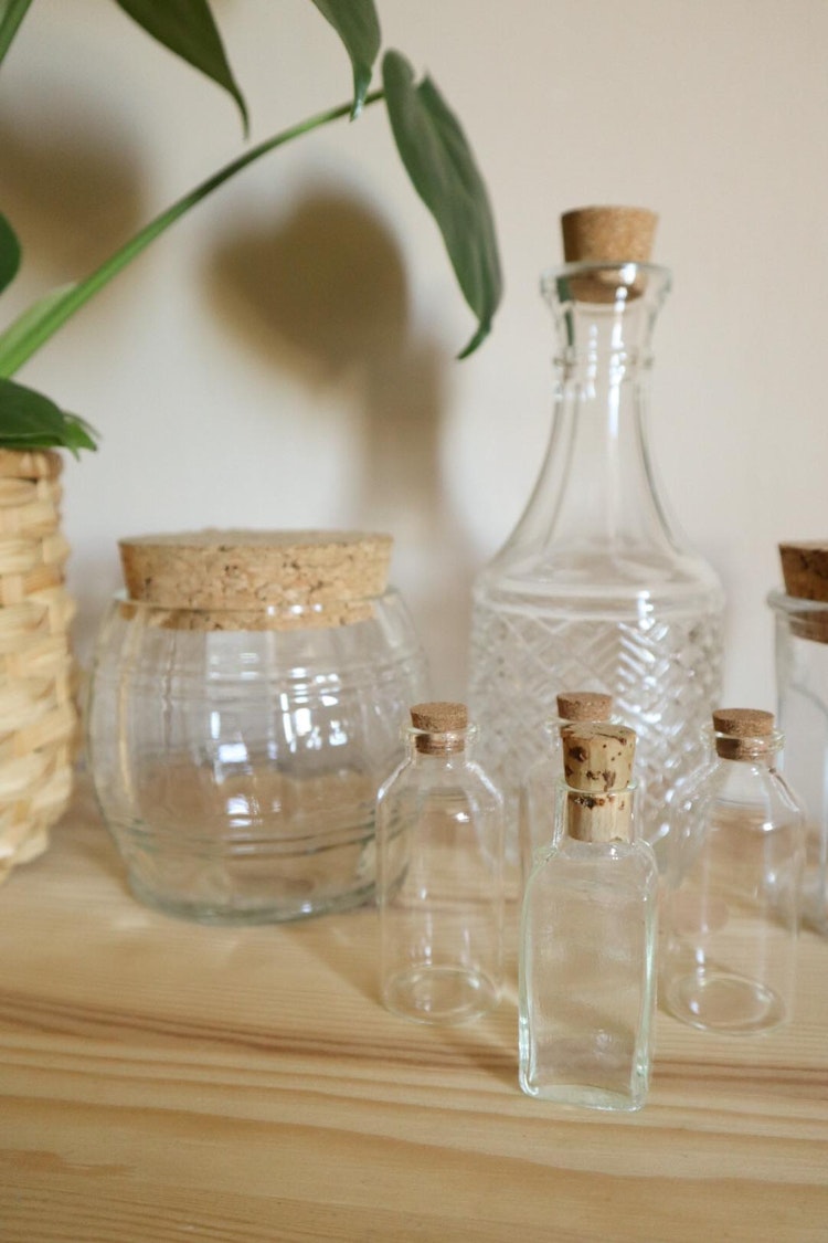 Stort paket med glasburkar med kork