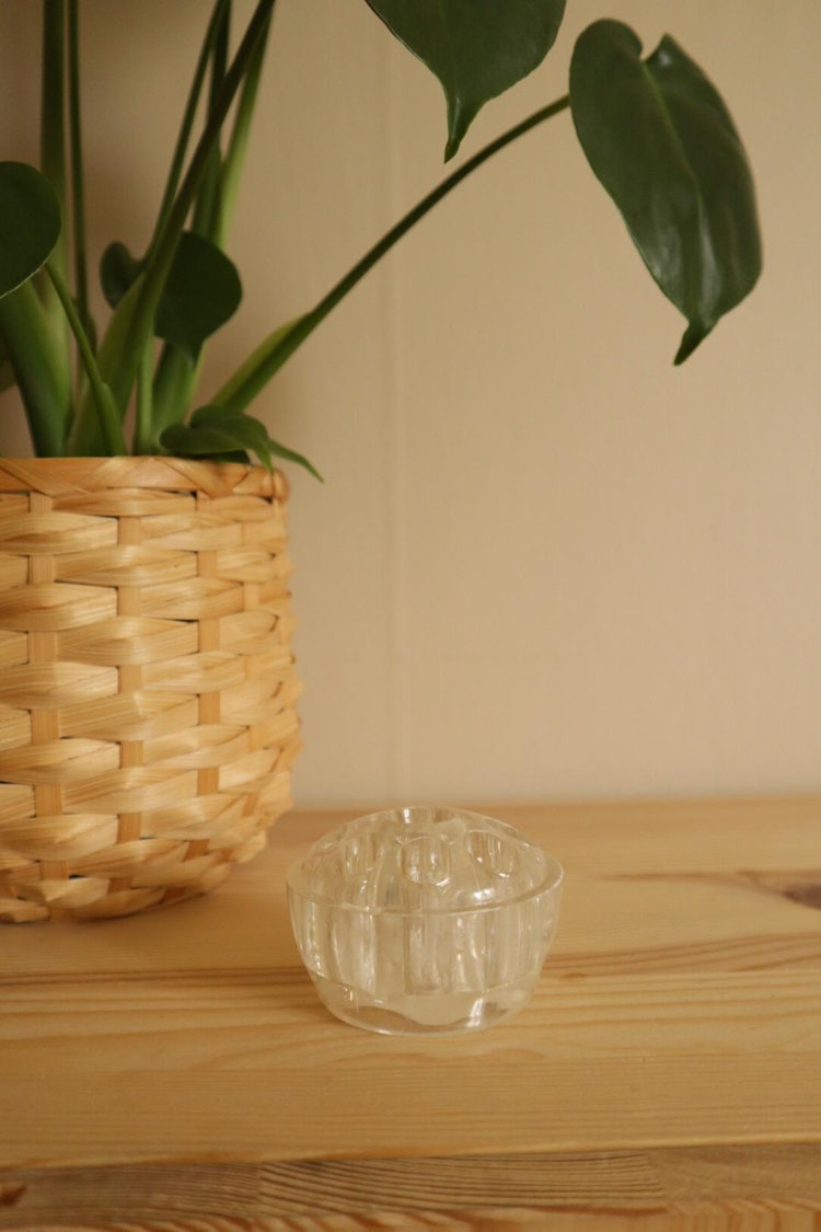 Blomsterfakir i plast