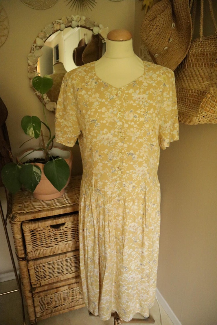 Gul blommig vintageklänning
