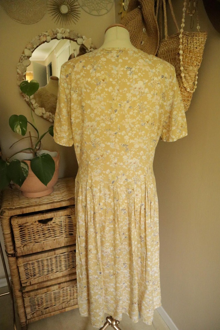 Gul blommig vintageklänning