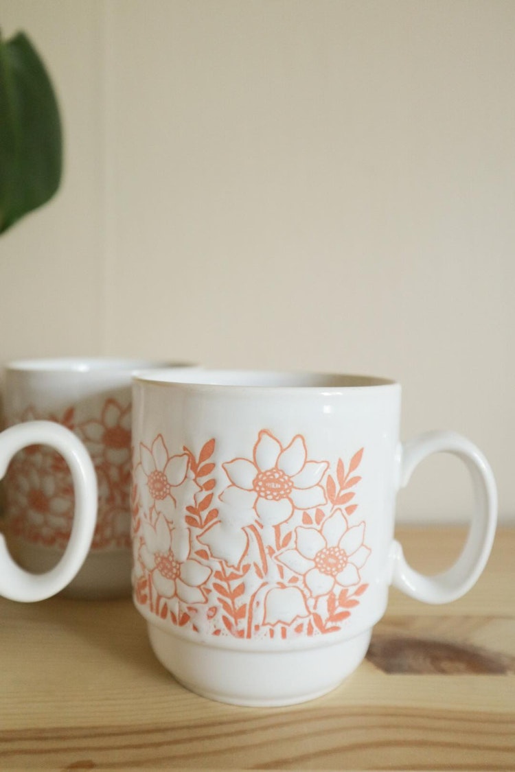 Fyra muggar med blommor gul & orange