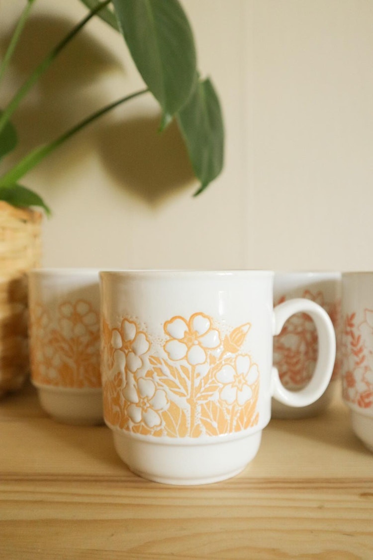 Fyra muggar med blommor gul & orange