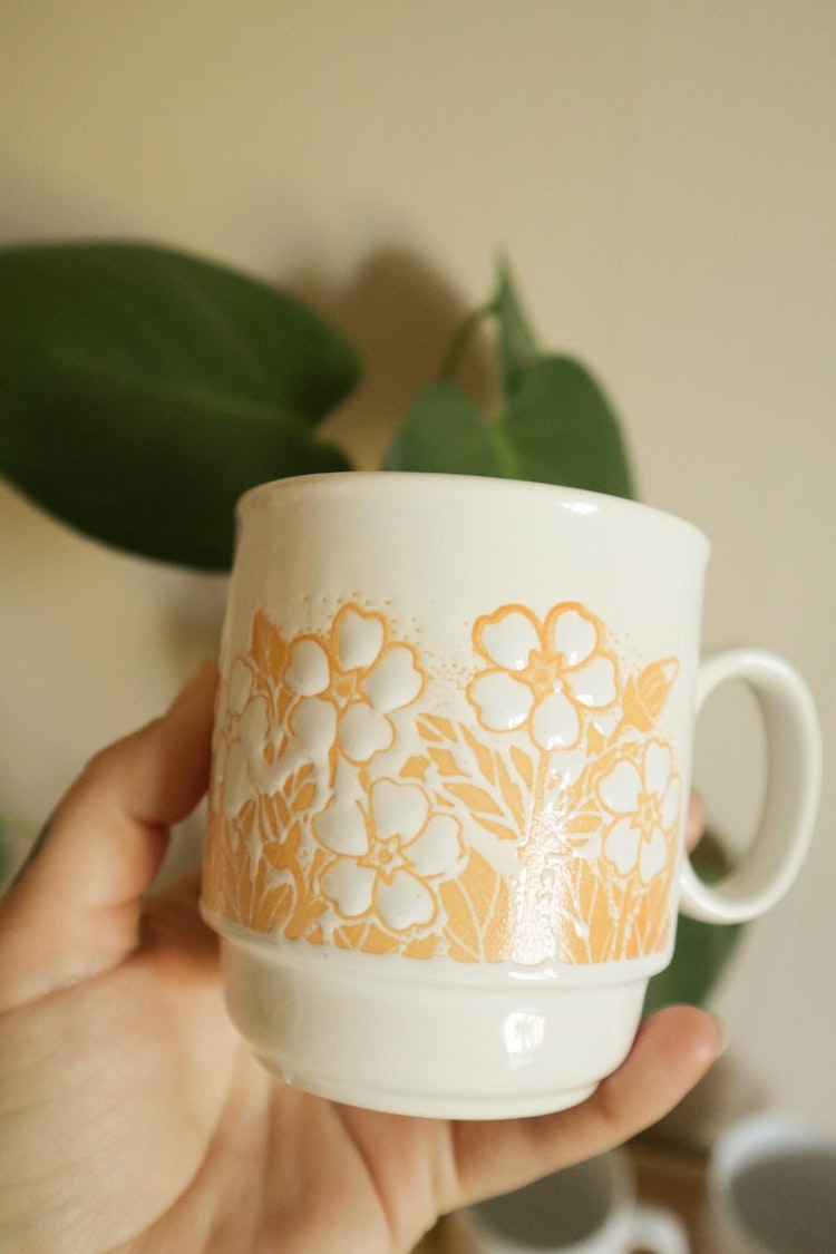 Fyra muggar med blommor gul & orange