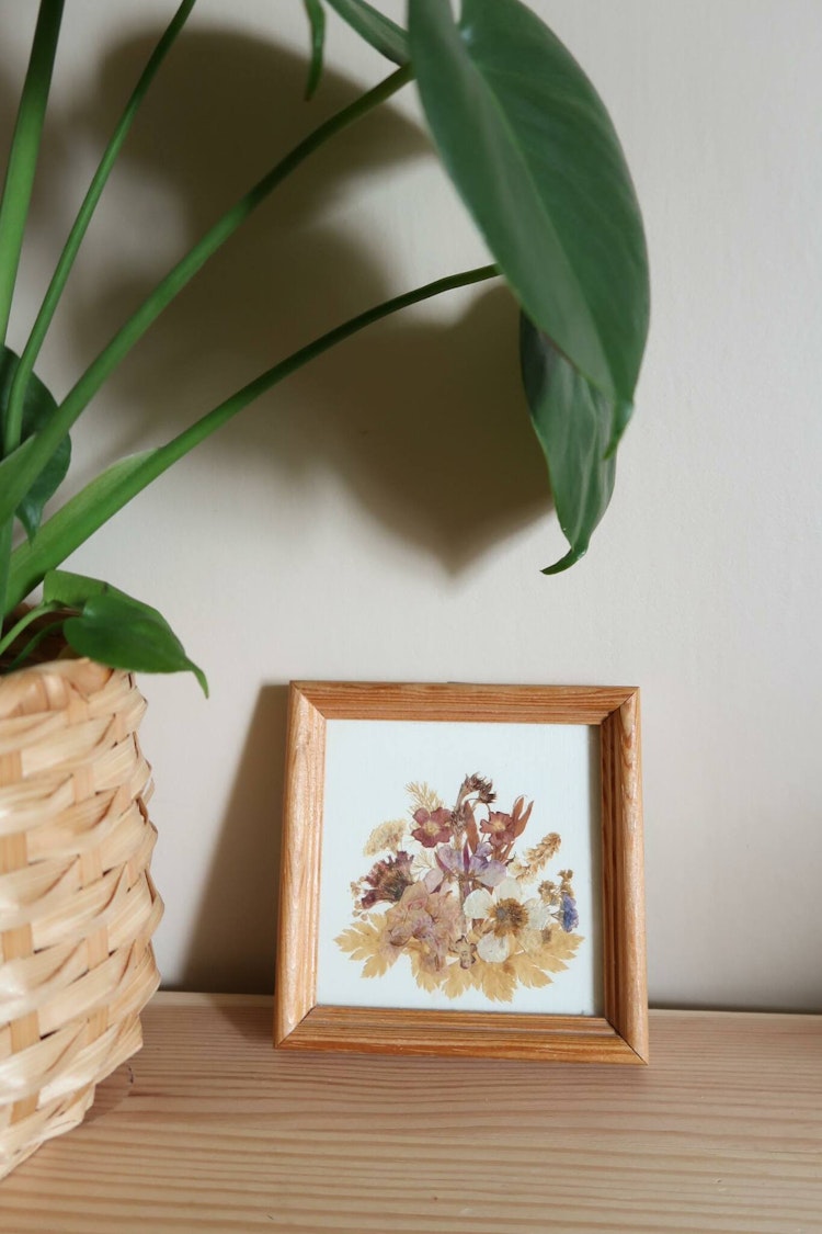 Liten tavla med torkade blommor