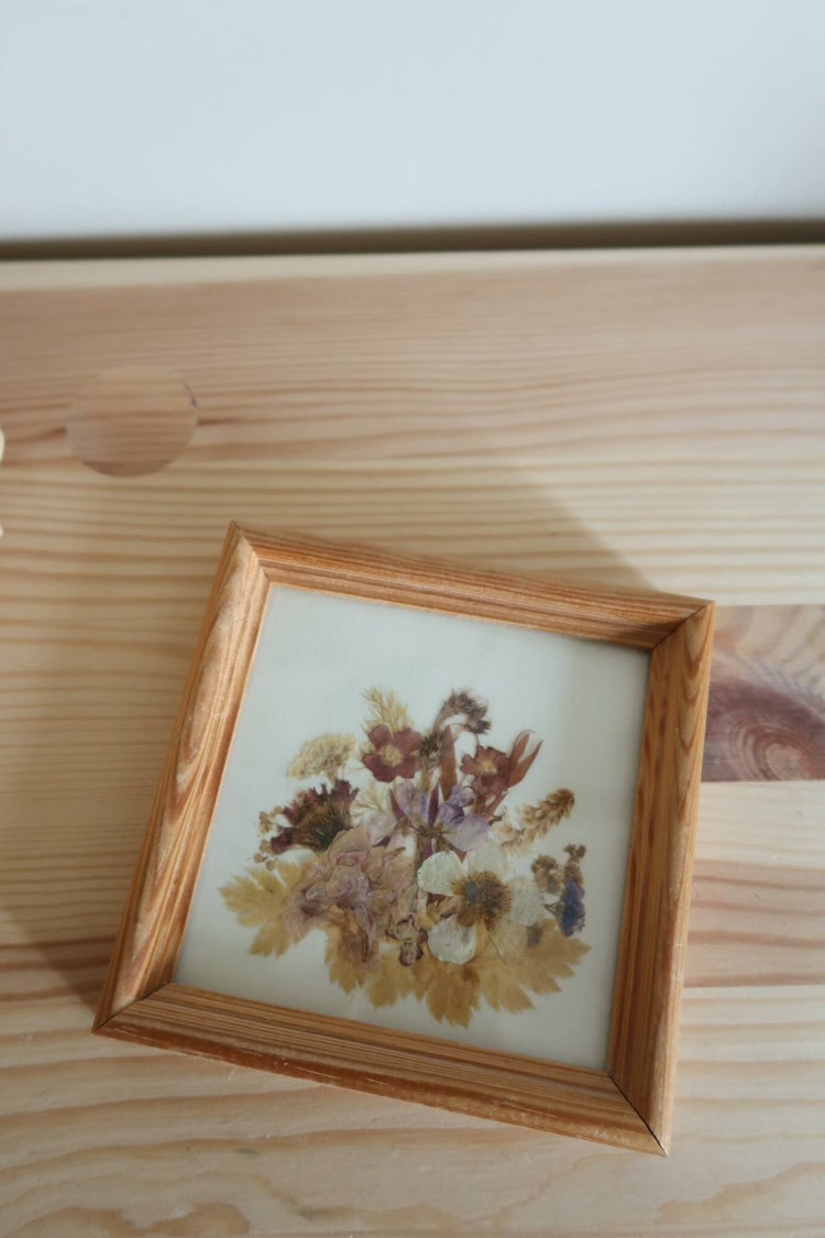 Liten tavla med torkade blommor