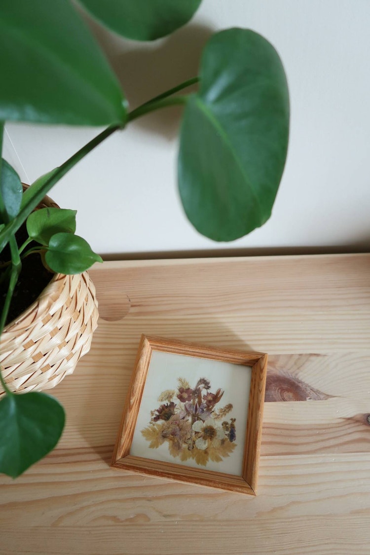 Liten tavla med torkade blommor