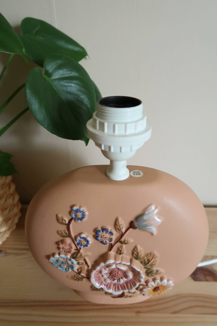 Lampfot i terracotta med blommor