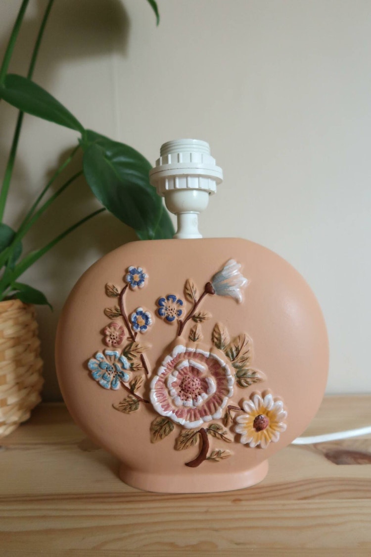 Lampfot i terracotta med blommor