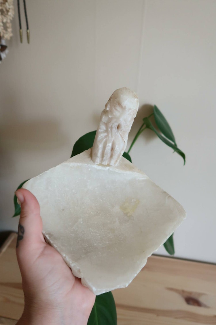 Stenskål med figur