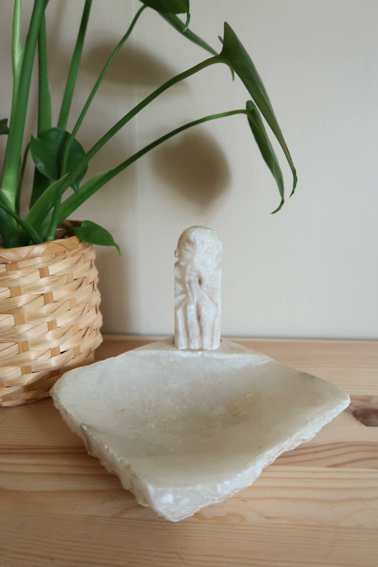 Stenskål med figur
